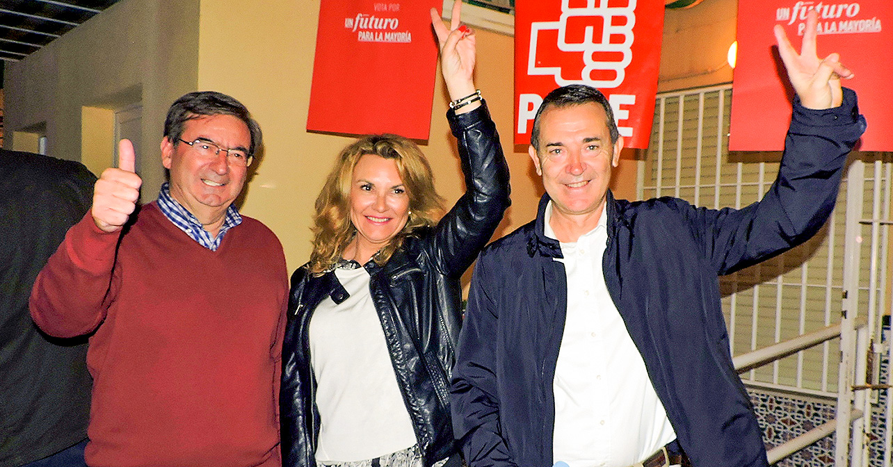 Mitin de cierre de campaña en el que ha participado el cabeza de lista del PSOE de Almería al Senado, Juan Carlos Pérez Navas, junto a la candidata al Congreso Mari Carmen de la Paz y el secretario general de la agrupación local del PSOE de la capital, Fernando Martínez