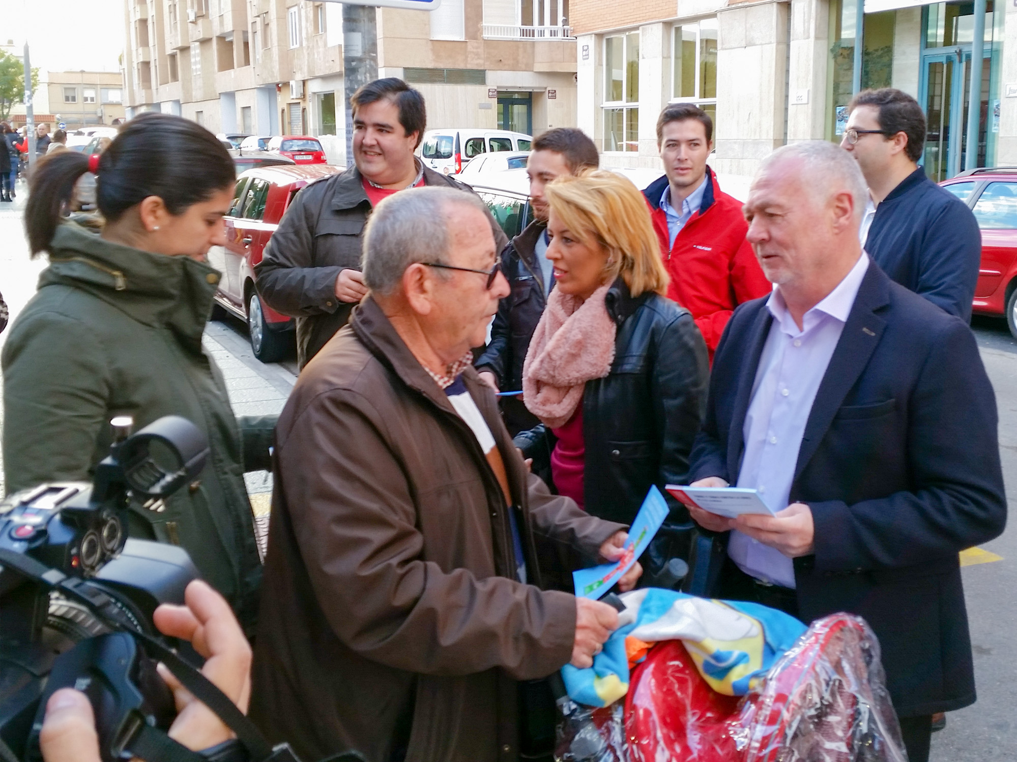 Reparto de folletos contra la LOMCE que han realizado esta mañana en la capital los diputados nacionales del PSOE de Almería y miembros de Juventudes Socialistas