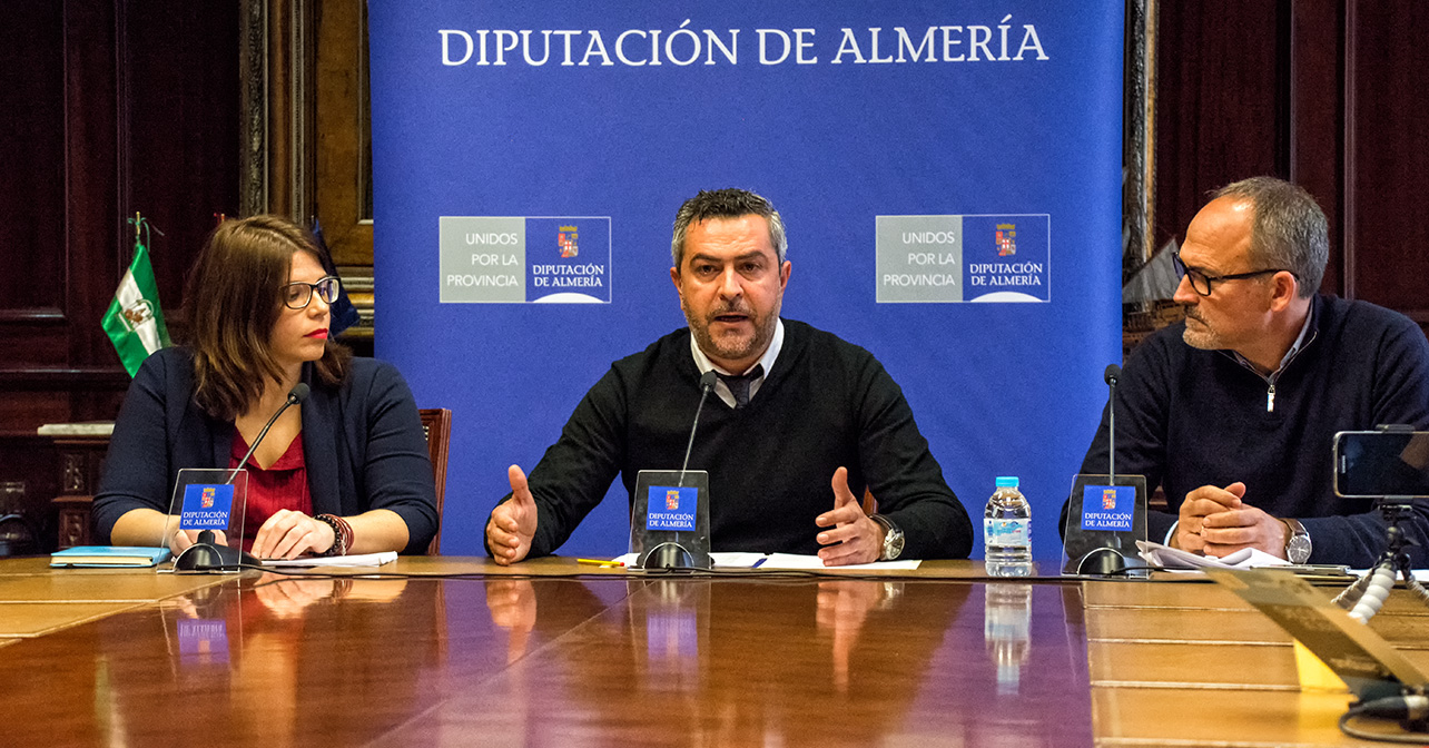 Rueda de prensa que ha ofrecido el portavoz del Grupo Socialista de la Diputación de Almería, Juan Antonio Lorenzo, junto a los diputados Ángeles Castillo y Francisco García