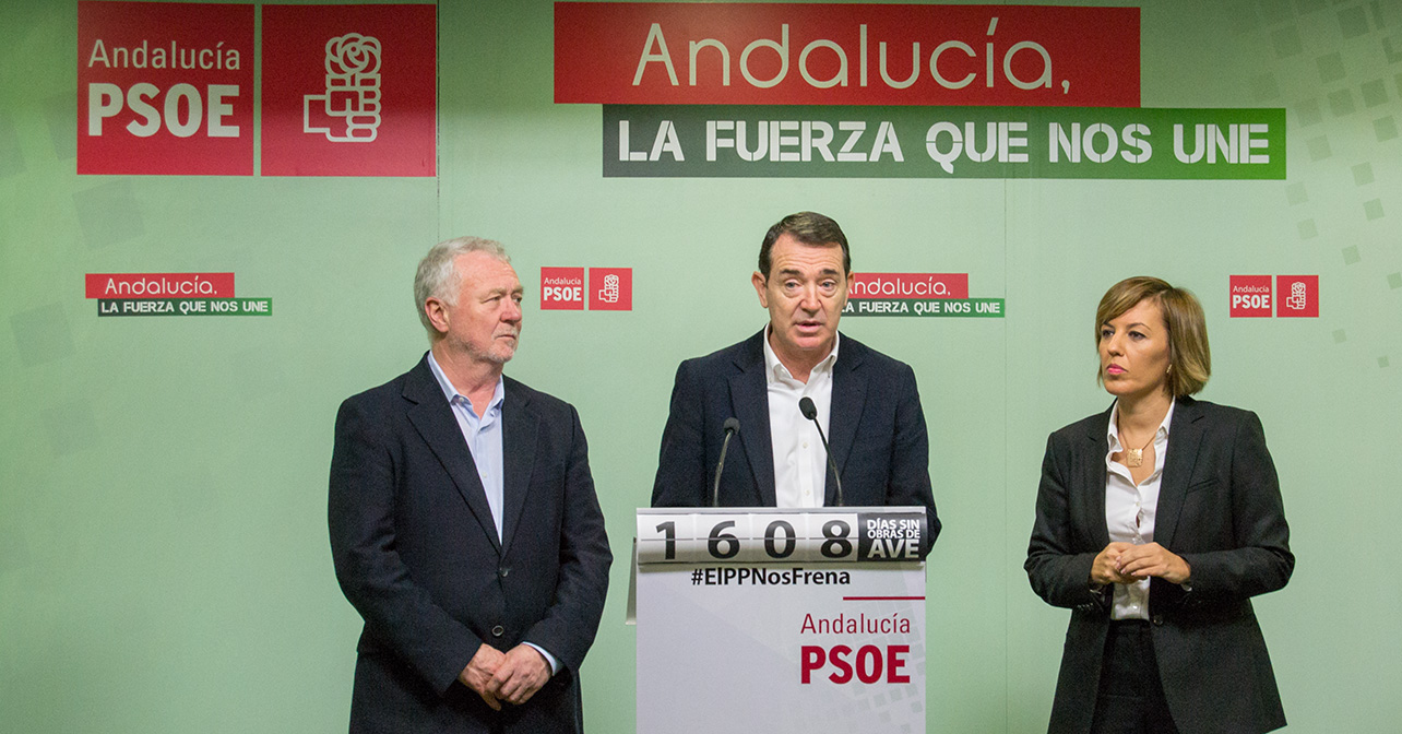Rueda de prensa ofrecida por el senador socialista Juan Carlos Pérez Navas sobre la conexión ferroviaria con el Puerto de Almería, en la que le han acompañado los diputados nacionales Sonia Ferrer y Juan Jiménez