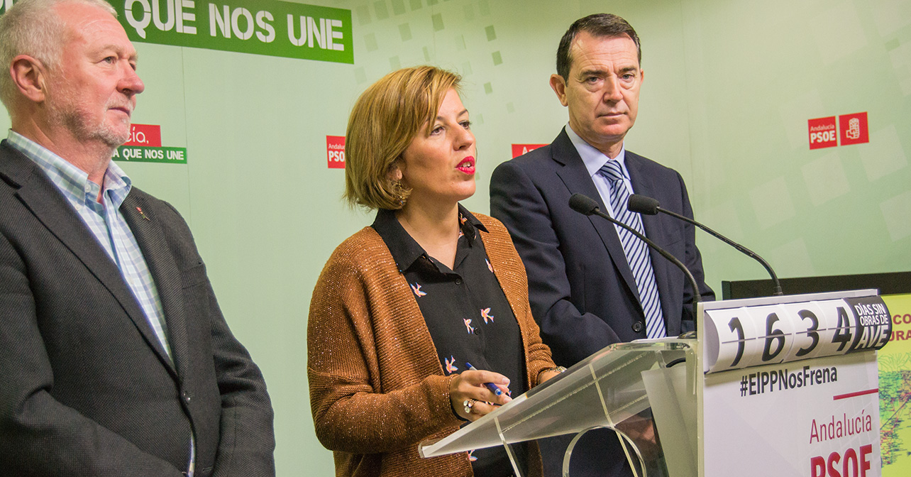 Rueda de prensa de la parlamentaria nacional por el PSOE de Almería, Sonia Ferrer, acompañada del parlamentario Juan Jiménez y el senador Juan Carlos Pérez Navas