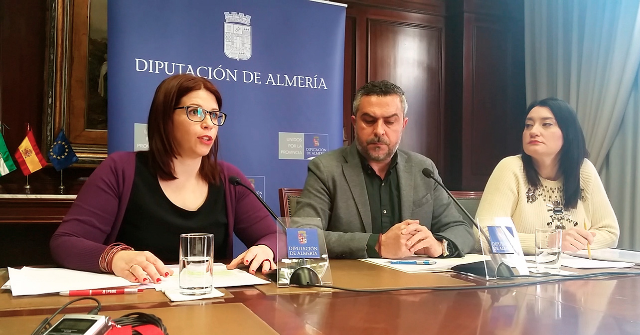 El portavoz del PSOE en la Diputación de Almería, Juan Antonio Lorenzo, junto a las diputadas provinciales, Ángeles Castillo y Anabel Mateos