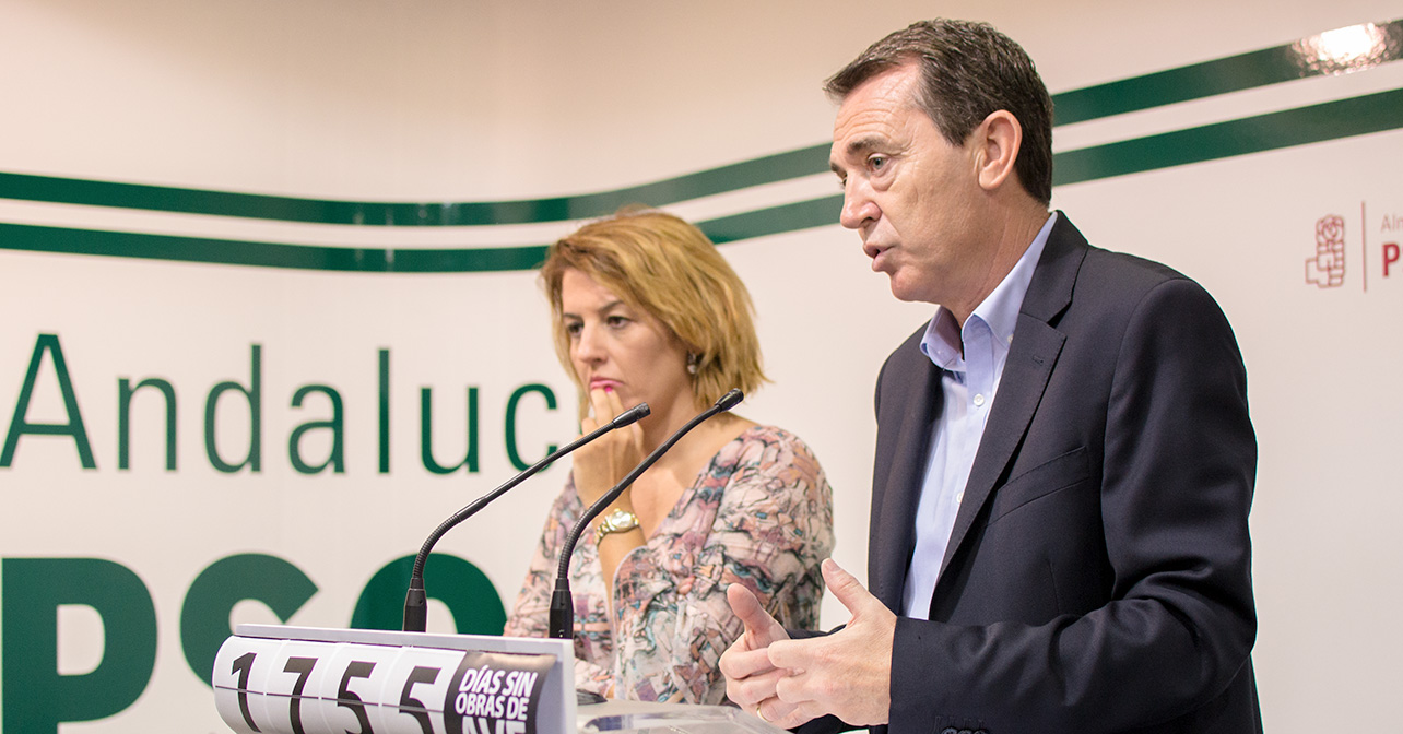 Rueda de prensa sobre infraestructuras hídricas que ha ofrecido el senador del PSOE de Almería, Juan Carlos Pérez Navas, junto a la diputada nacional, Sonia Ferrer