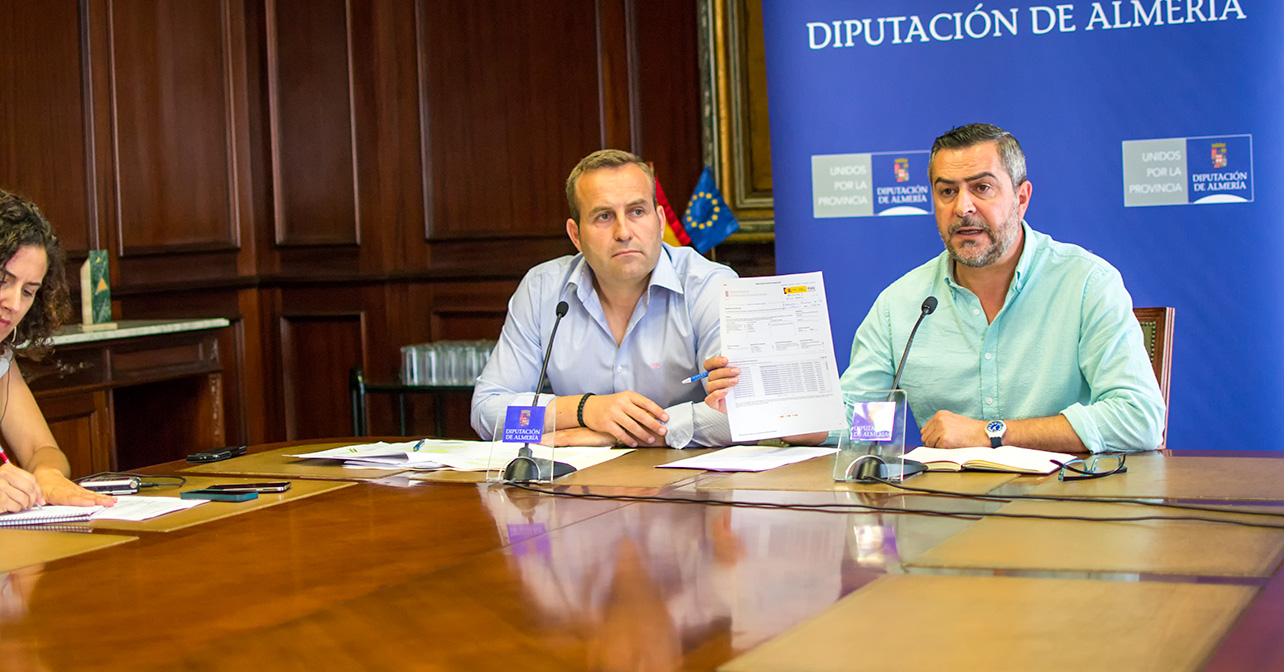 Rueda de prensa ofrecida por el portavoz del PSOE en la Diputación de Almería, Juan Antonio Lorenzo, junto al diputado provincial, Domingo Ramos