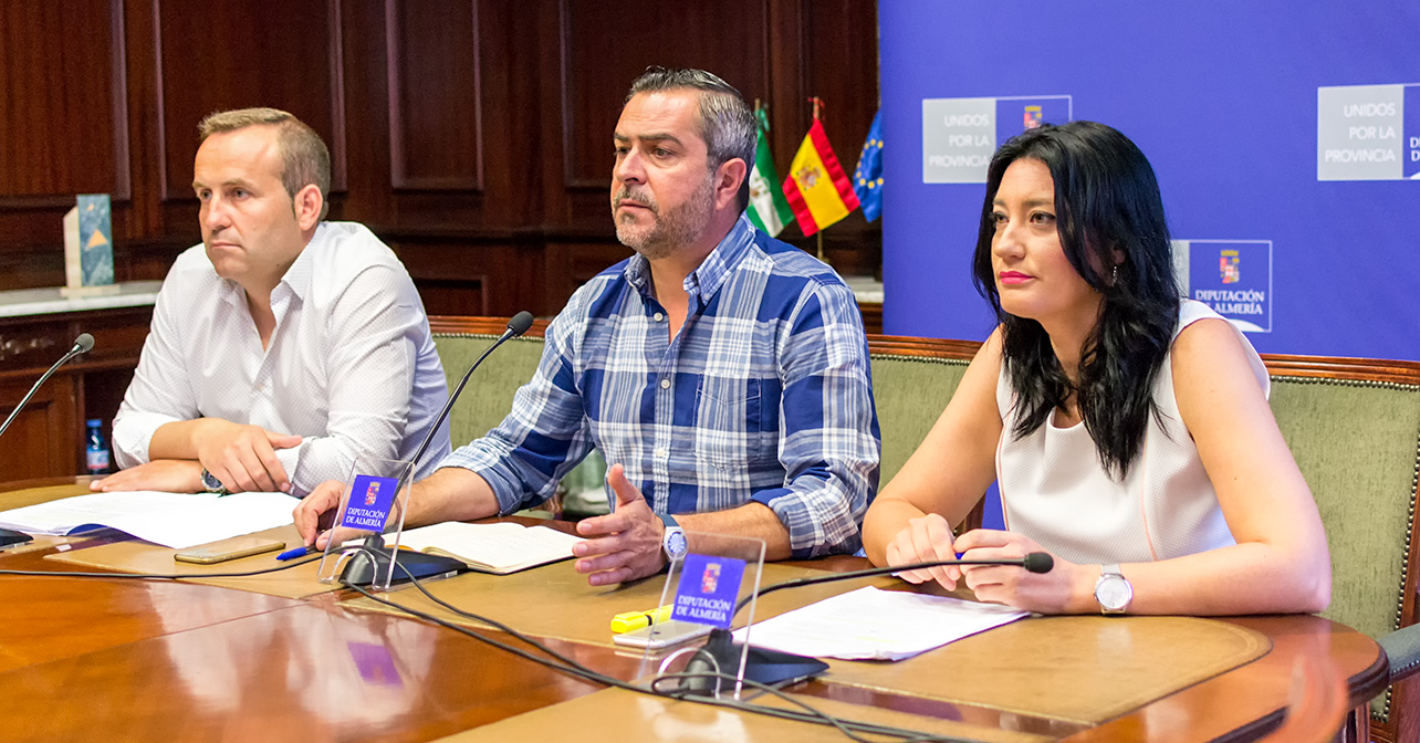 El portavoz del PSOE en la Diputación de Almería, Juan Antonio Lorenzo, junto a los diputados provinciales, Domingo Ramos y Anabel Mateos