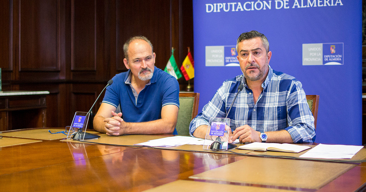Rueda de prensa que ha ofrecido el portavoz del PSOE en la Diputación de Almería, Juan Antonio Lorenzo, acompañado por el diputado provincial Francisco García
