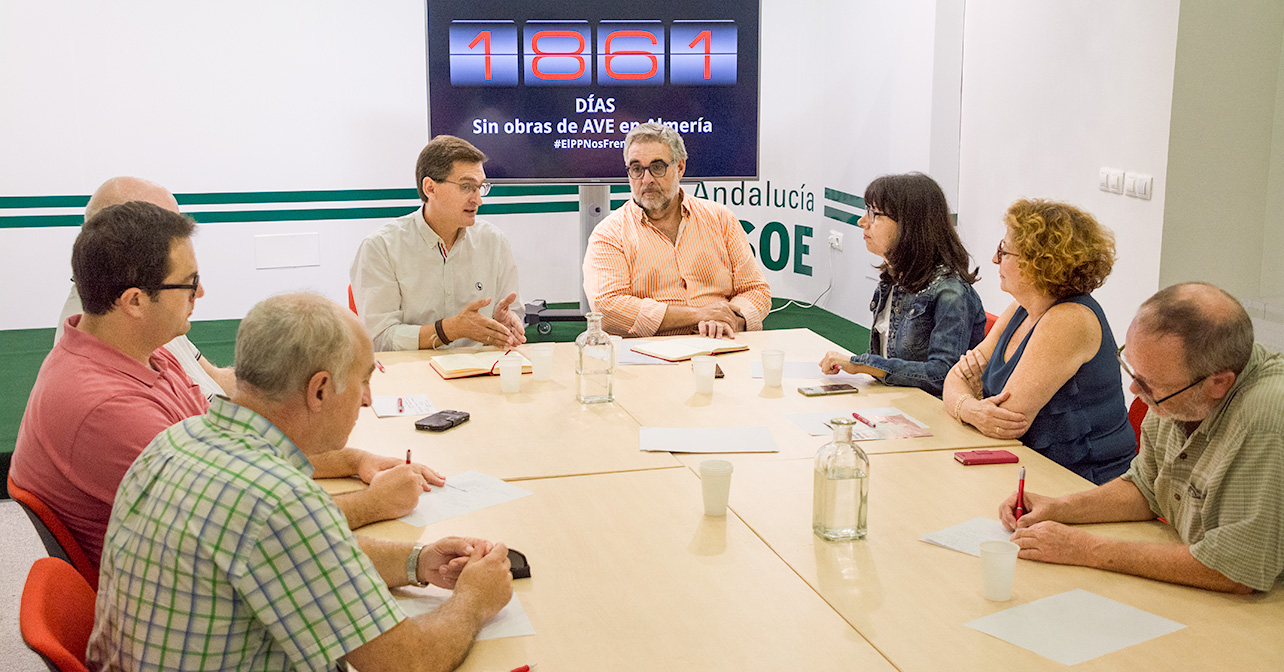 Reunión que ha mantenido el secretario general del PSOE de Almería, José Luis Sánchez Teruel, con representantes de la Mesa del Ferrocarril de Almería