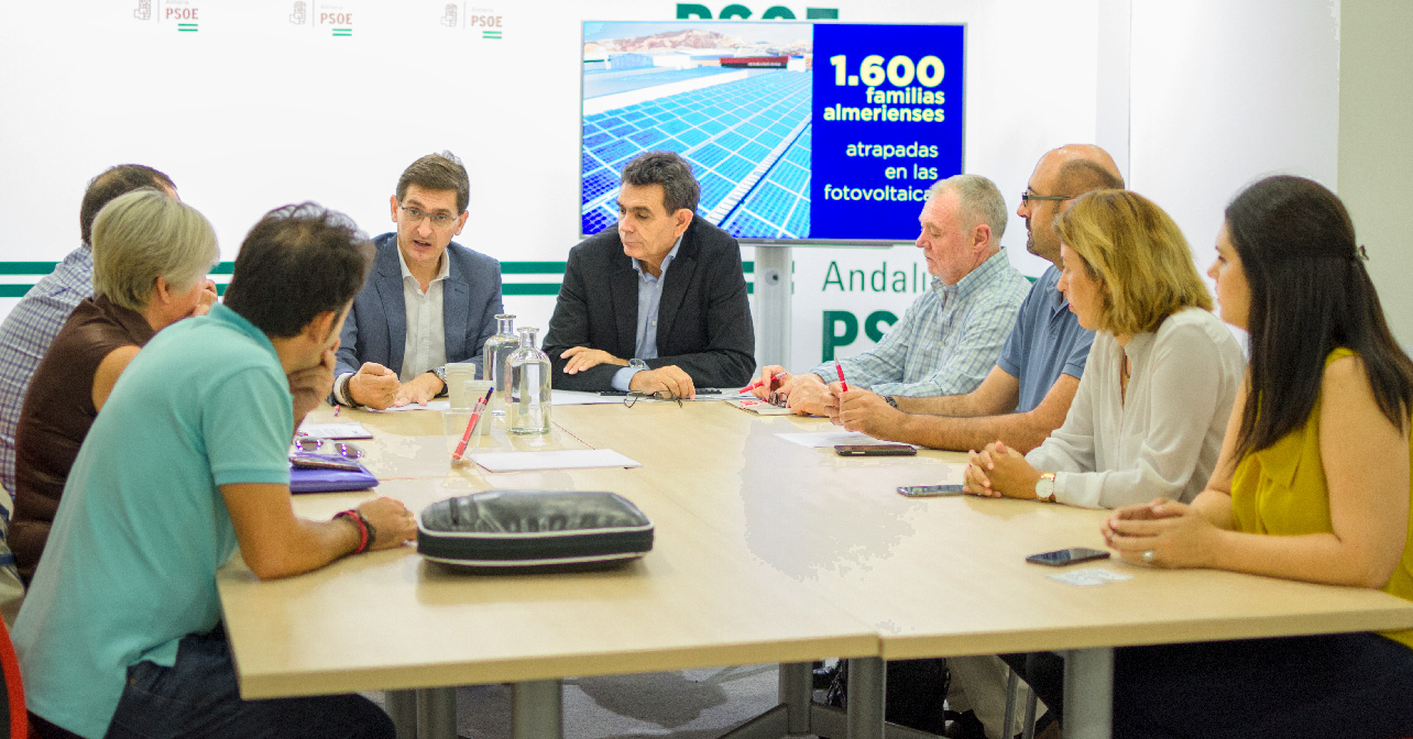 Encuentro mantenido entre el secretario general del PSOE de Almería, José Luis Sánchez Teruel, y representantes de la Asociación Nacional de Productores Fotovoltaicos, Anpier