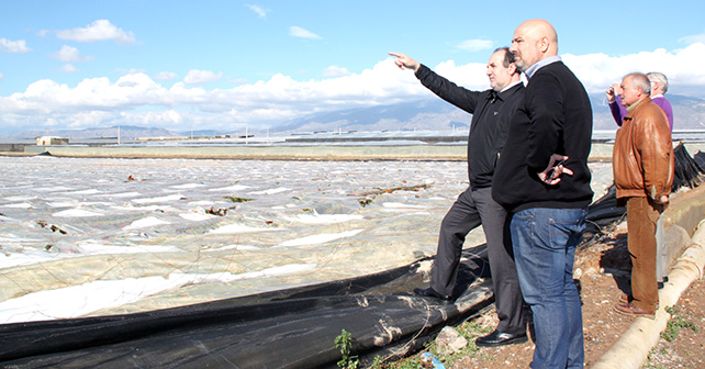 Juan José Callejón y José Manuel Ortiz, junto a un invernadero de San Agustin afectado por el granizo