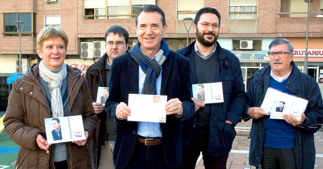 Pérez Navas y miembros de la candidatura socialista al Ayuntamiento