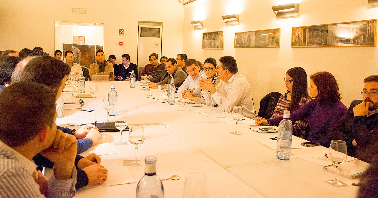 Reunión que han mantenido con emprendedores los candidatos del PSOE de Almería al Parlamento de Andalucía José Luis Sánchez Teruel y Noemí Cruz