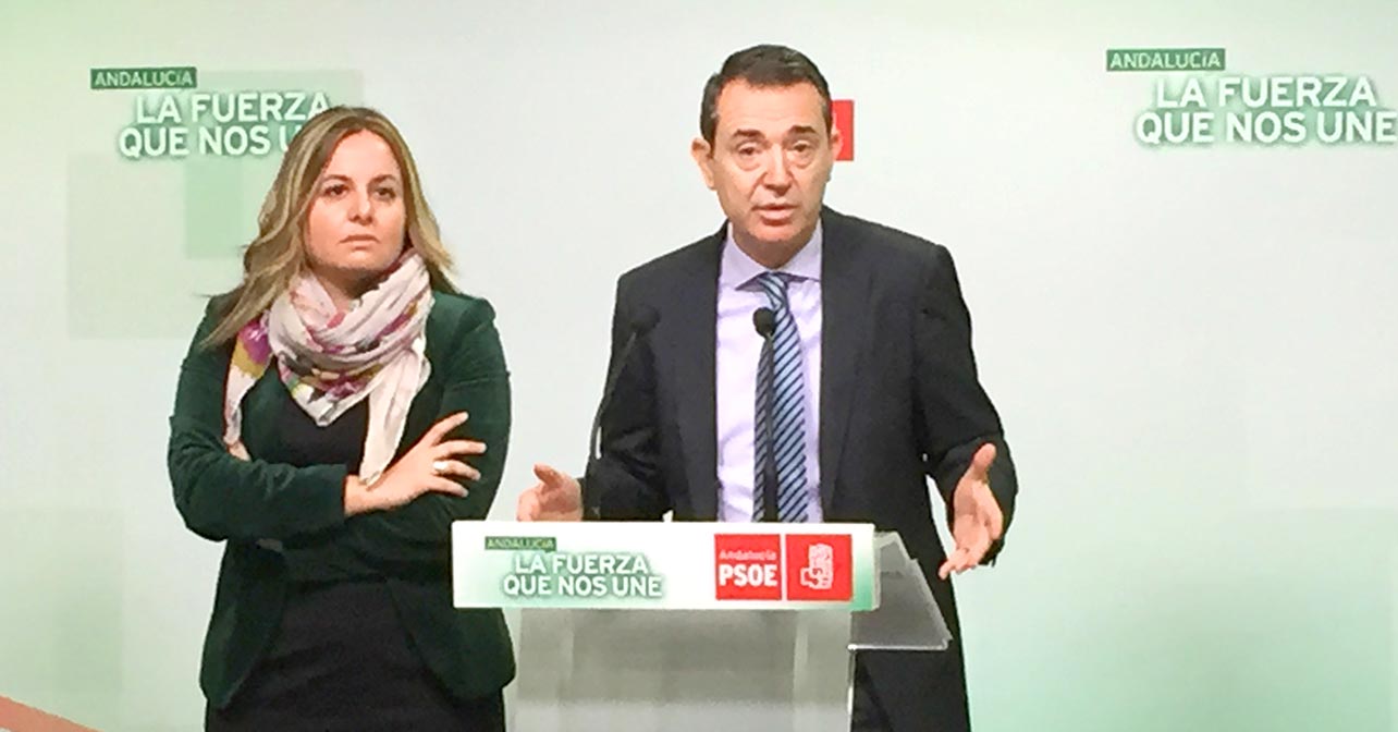 Rueda de prensa ofrecida por el candidato del PSOE a la Alcaldía de Almería, Juan Carlos Pérez Navas, con la número 2 en la lista y portavoz del Grupo Municipal Socialista, Carmen Núñez