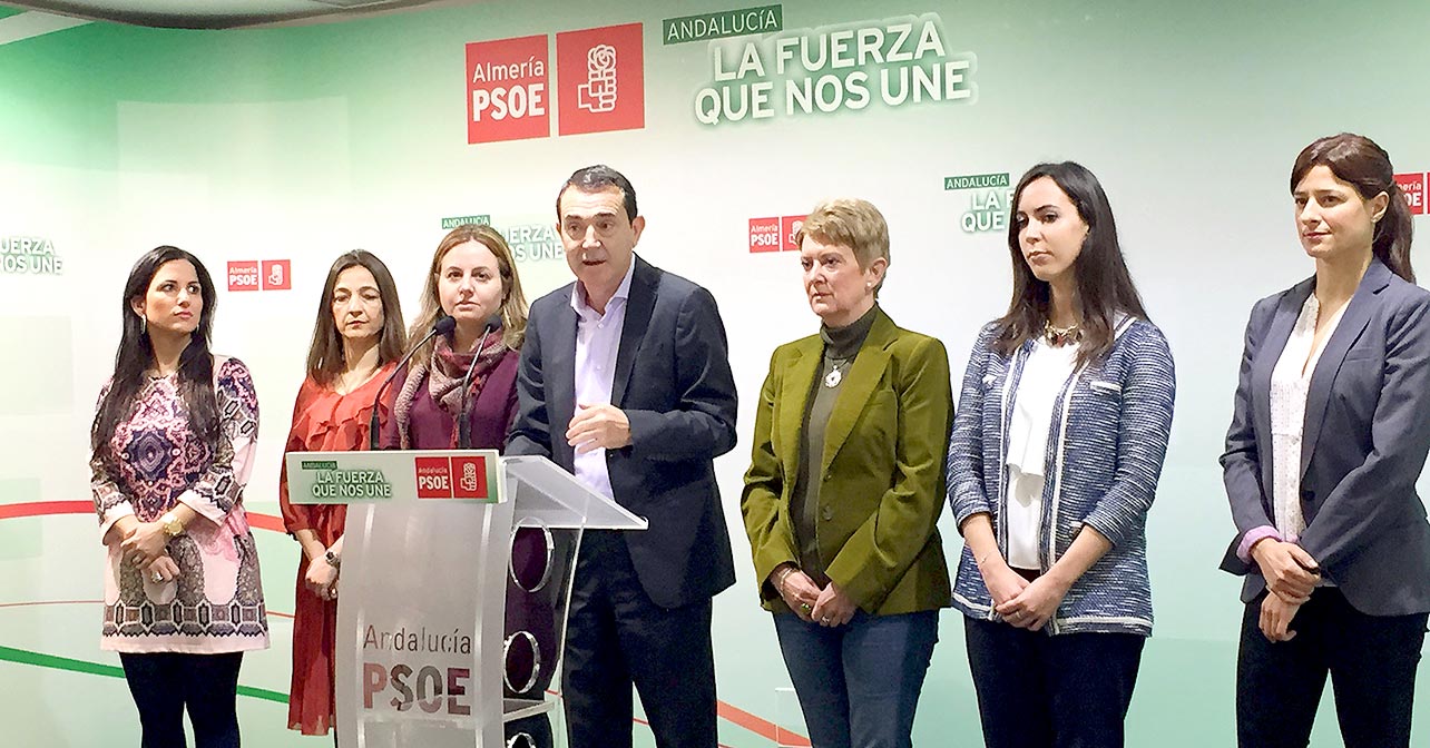 Juan Carlos Pérez Navas acompañado por mujeres de la candidatura en la rueda de prensa sobre propuestas en materia de igualdad