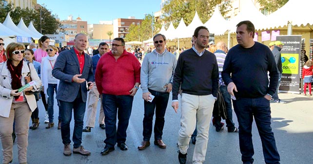 Visita del Mercado de Saldos por parte del portavoz del PSOE en el Congreso de los Diputados, Antonio Hernando, y el candidato socialista a la Alcaldía de Roquetas de Mar, Manolo García