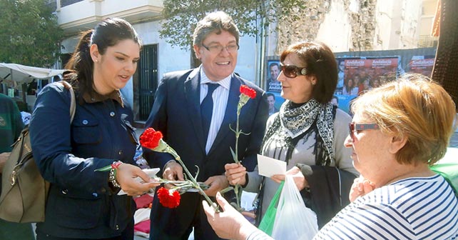 Reparto de material informativo que ha realizado en Albox la candidata del PSOE de Almería al Parlamento de Andalucía Noemí Cruz