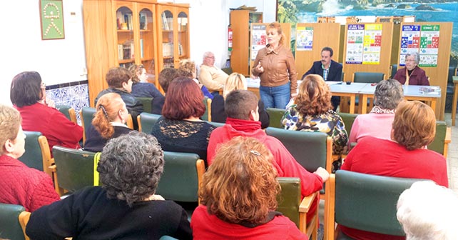 Encuentro de mayores en el que ha participado la candidata del PSOE de Almería al Parlamento andaluz, Adela Segura, y en la que ha puesto en valor la inversión destinada por la Junta de Andalucía a los servicios sociales en la capital, entre otros temas