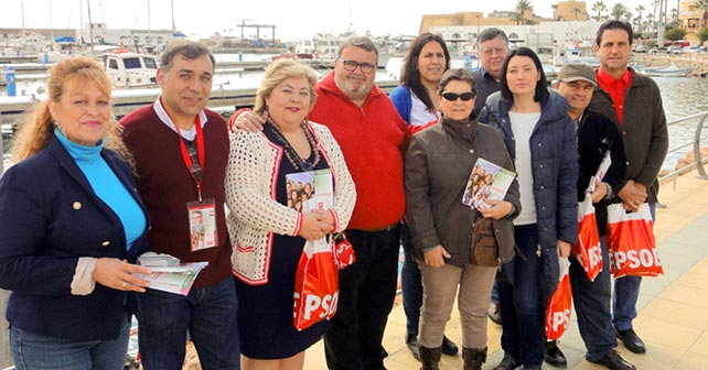 Reparto de material informativo que ha realizado el PSOE en Roquetas de Mar y en el que han participado, entre otros, la candidata al Parlamento de Andalucía Adela Segura, la eurodiputada Clara Aguilera y el candidato del PSOE a la Alcaldía de Roquetas, Manolo García