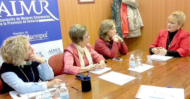 Reunión mantenida por la candidata del PSOE de Almería al Parlamento andaluz, Adela Segura, con Almur