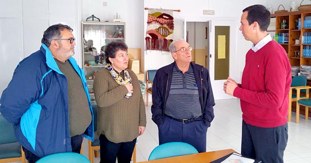 De derecha a izquierda, José María Martín, candidato del PSOE al Parlamento andaluz; Antonio Muñoz, secretario de la Junta de Gobierno y Participación del Centro de Participación Activa de Mayores de Roquetas; Emilia Casanova, directora del centro; y Manolo García, secretario general del PSOE de Roquetas y candidato a la Alcaldía de Roquetas