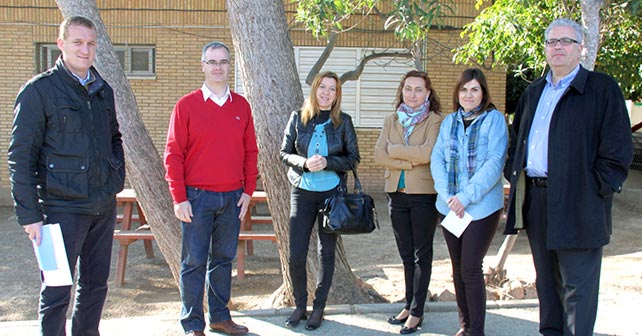 Raul Enríquez, Juan Godoy y Tomás Elorrieta, junto a tres represemtantes del AMPA del CEIP Ramon y Cajal