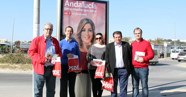 Tomás Elorrieta, José maría Martín, María del Mar García, José Miguel Alarcón y Juan Godoy, en el mercadillo de El Ejido