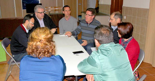 Tomás Elorrieta, José María Martín, Rodrigo Sñanchez y Francisco Utrera, con la Asociación de Vecinos de Santo Domingo Sur