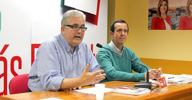 Tomás Elorrieta y José María Martín Fernández, durante la Asamblea Abierta celebrada en la sede del PSOE de El Ejido
