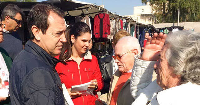 Recorrido de Juan Carlos Pérez Navas por el mercadillo de la Bola Azul en las últimas elecciones autonómicas