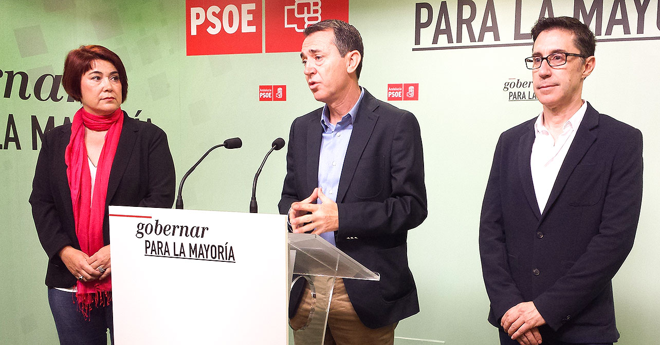 Rueda de prensa del candidato del PSOE a la Alcaldía de Almería, Juan Carlos Pérez Navas, anunciando la puesta en marcha de 5 planes de empleo si se convierte en el alcalde de la ciudad
