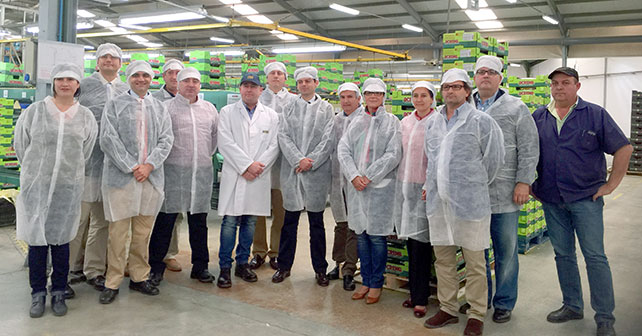 Tomás Elorrieta, en la empresa Acrena con la delegada de Economía