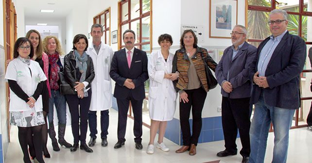 Tomás Elorrieta visita el centro de salud de Santa María del Águila junto al delegado de Salud