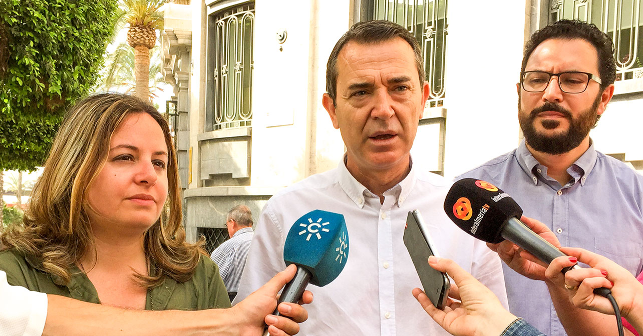 El candidato del PSOE a la Alcaldía de Almería, Juan Carlos Pérez Navas, con sus propuestas en materia de fiscalidad