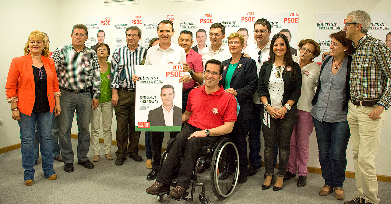 El candidato del PSOE a la Alcaldía de Almería, Juan Carlos Pérez Navas, durante la pegada de carteles con la que se inicia la campaña para las elecciones municipales del 24 de mayo