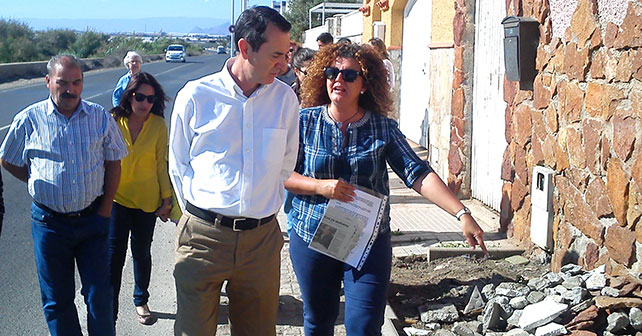 Visita del candidato del PSOE a la Alcaldía de Almería, Juan Carlos Pérez Navas, a Costacabana donde se ha comprometido a actuaciones urgentes