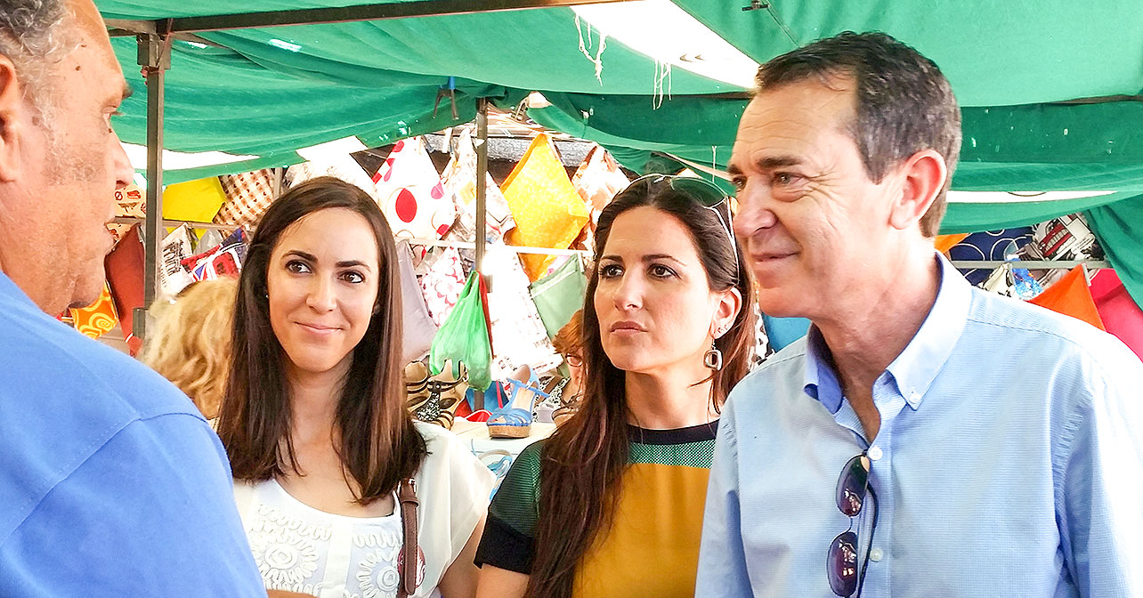 Visita del candidato del PSOE a la Alcaldía de Almería, Juan Carlos Pérez Navas, a Costacabana donde se ha comprometido a actuaciones urgentes