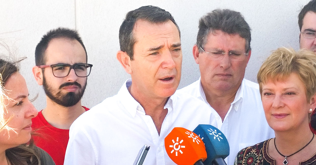El candidato del PSOE a la Alcaldía de Almería, Juan Carlos Pérez Navas, el campo de fútbol ‘Los Pinos’ de El Alquián