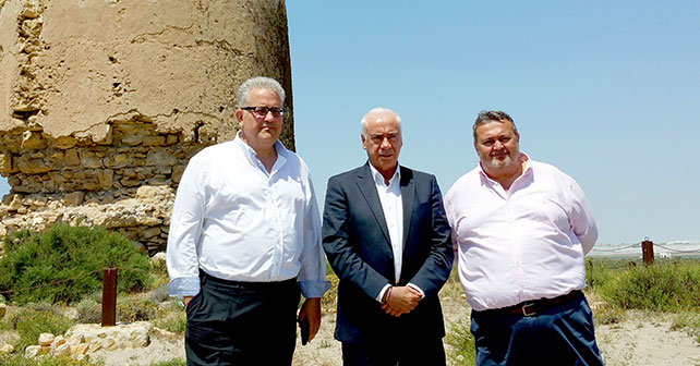 Visita que ha realizado a Roquetas de Mar el consejero de Turismo, Luciano Alonso. En la fotografía, el consejero en Punta Entinas, con los candidatos del PSOE a las alcaldías de Roquetas de Mar y El Ejido, Manolo García y Tomás Elorrieta, respectivamente