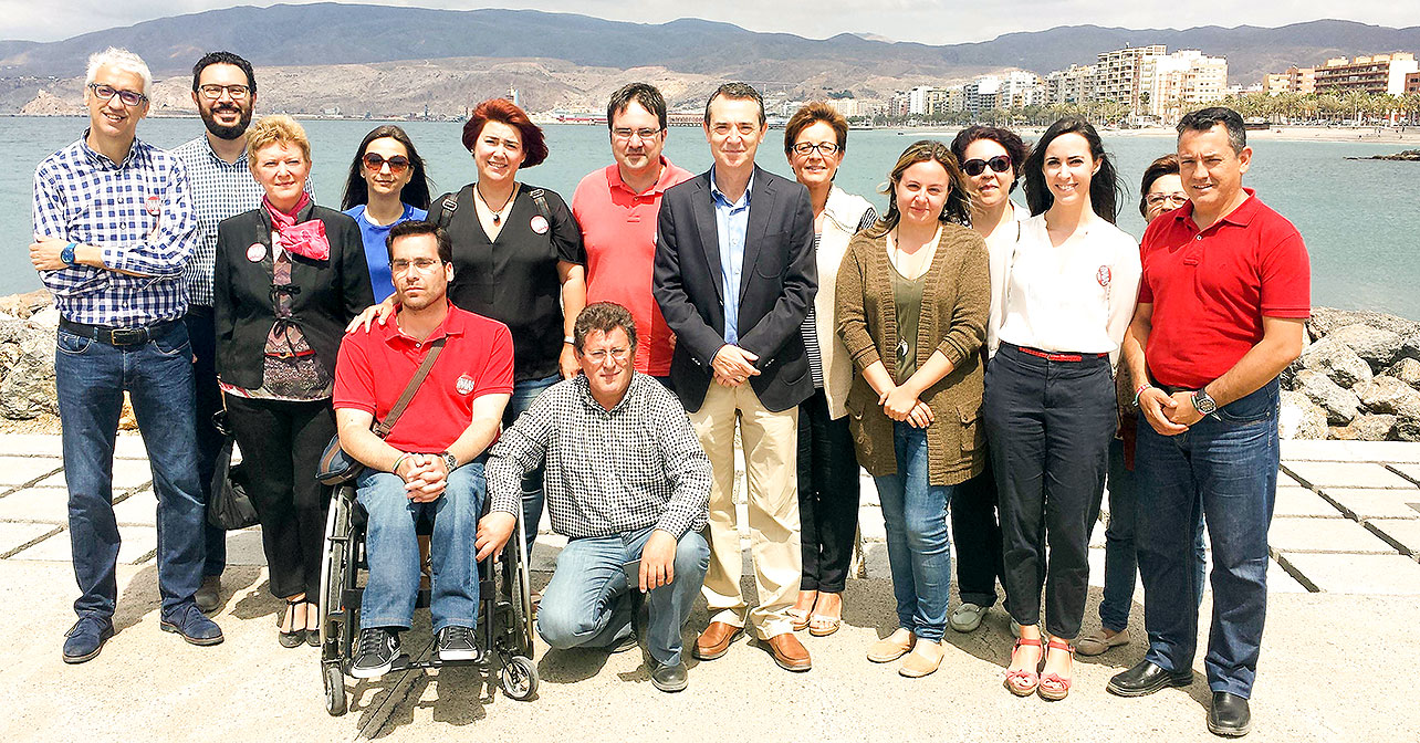 Pérez Navas acompañado por parte de la candidatura socialista al Ayuntamiento de Almería