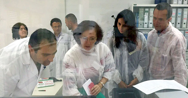 María José Lezama, número dos del PSOE de El Ejido, en el Laboratorio de Producción y Sanidad Vegetal de la Junta de Andalucía