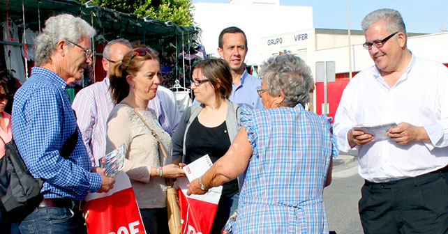 EL EJIDO. Tomás Elorrieta y José María Martín, en el mercadillo de Las Norias