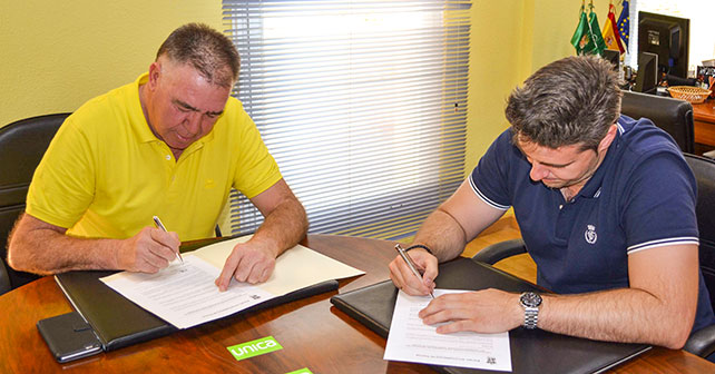 Firma del acuerdo entre el alcalde de Viator, el socialista Manuel Jesús Flores Malpica, y CASUR