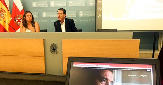 El portavoz del PSOE en el Ayuntamiento de Almería, Juan Carlos Pérez Navas, presentando el Portal de Transparencia propio del Grupo Municipal Socialista