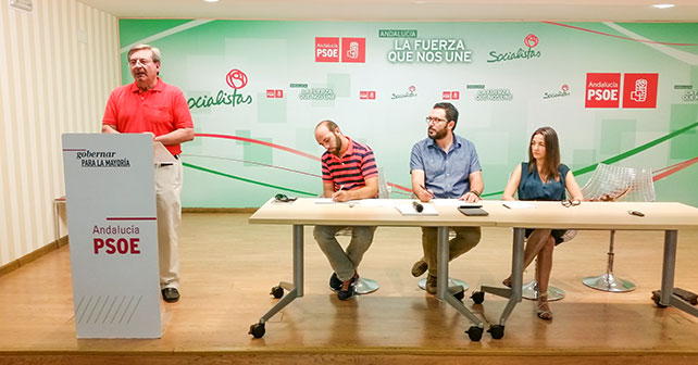 El secretario general del PSOE de Almería capital, Fernando Martínez, durante su intervención