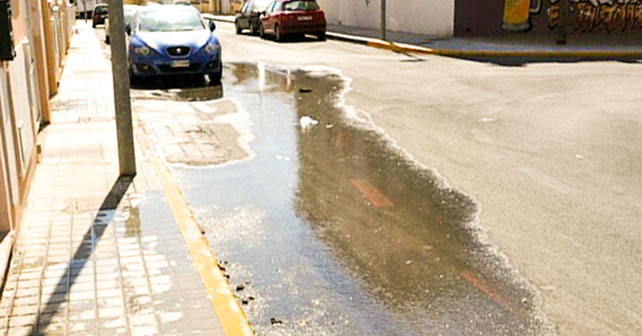 Continua rotura de las tuberías de la calle Gorrión en Huércal de Almería