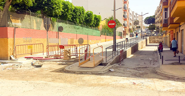 Obras que está ejecutando el Ayuntamiento de Almería en las calle Quinta Avenida y Maestría