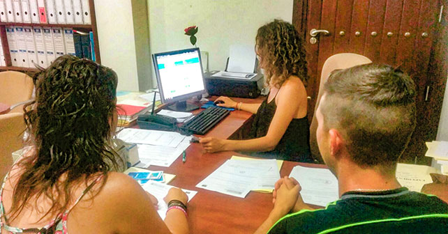 La concejal socialista del Ayuntamiento de Adra, Eva Mª Quintana, realizando la inscripción a dos jóvenes del municipio en la Garantía Juvenil