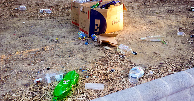 Mal estado en que ha quedado el Parque de Los Pinos de El Alquián, en Almería, tras haber sido utilizado como recinto ferial para las fiestas del barrio