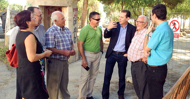 Indalecio Gutiérrez, en el centro, junto al portavoz del Grupo Socialista, Juan Carlos Pérez Navas, y vecinos de El Alquián en una visita al barrio