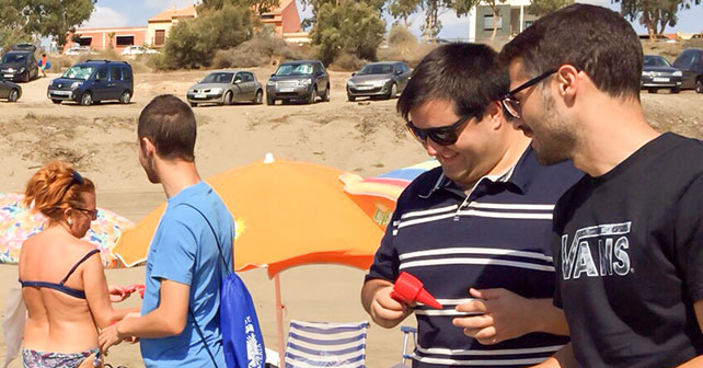 Juventudes Socialistas de Almería que han presentado la campaña ´Paraíso Andalucía’ en la playa de Villaricos junto al secretario general de JSA, Jose Carlos Durán