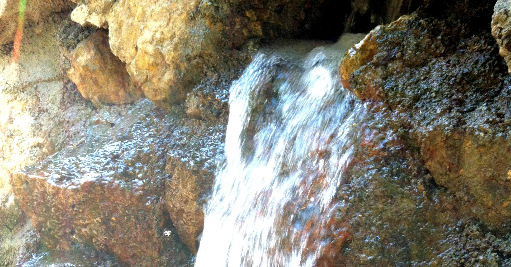 DALÍAS. El Ayuntamiento de Dalías consigue aumentar el caudal del Arroyo de Celín con la limpieza del manantial